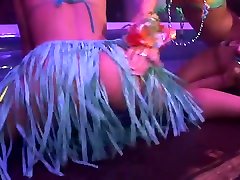 Sexy chicks shake their booty for the pretties girls - DreamGirls