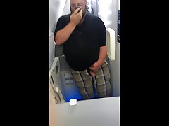 Поглаживая Чуб в туалете самолета