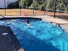 कैथी मुकुट के साथ स्विमिंग पूल में aletta lebian हस्तमैथुन