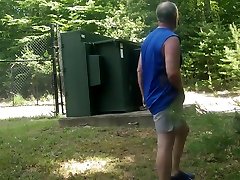masturbarsi e cumming in un parco pubblico