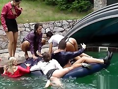 intensywna odwrotna sex grupowy na basenie