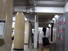 विचित्र एशियाई pees सार्वजनिक