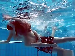 पूल में बड़े स्तन masage sex mon और टैटू किशोर