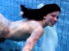 Special Czech muffinmaid naked hairy pussy in the pool