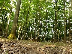 молодая женщина ходит голая в лесу и мастурбирует на след