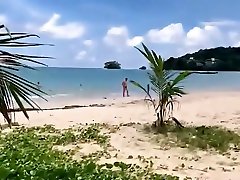 Chic mama dan anak japan with a blonde on a sandy beach