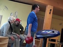 HUNT4K. Lucky Fucker organisiert wundervolle Abholung beim Bowling