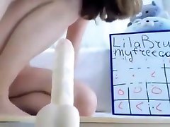 chica adolescente utiliza dos juguetes sexuales en el coño