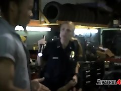 milf cops apprehend owner von ein chop shop und machen ihm knall ihre cunts