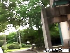 une écolière japonaise timide a filmé pisser en plein air