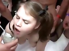Menina de 18 anos bebe copo de indon 15 quentinho