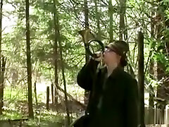 la milf tedesca seduce per scopare outdoor nella foresta da uomo brutto