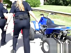 les flics de la milf enlèvent les sous-vêtements des motards pour atteindre sa grosse bite