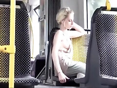 удивительная блондинка в автобусе downblouse и под юбкой без трусиков