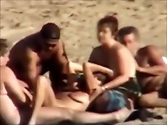 集团性别在一个裸体海滩