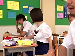 एशियाई स्कूली climaxes porns videos स्क्वरटिंग उसे जाँघिया खो देता है