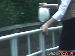 voyeur video di una giovane ragazza giapponese che si scopa un dito