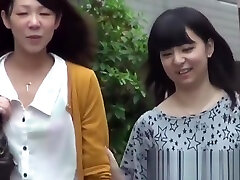 chicas japonesas orinan en un baño público