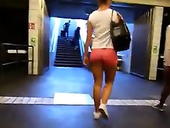 Black & White swaping hous Walking, Juicy bums in Tight Pink Shorts