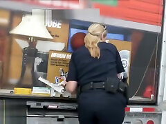 dwa busty kobiety-policjanci z dużymi cyckami dzielą jeden ogromny czarny ogier взведенный