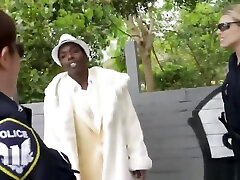 огромный черный взведенный сутенер трахает двух женщин-полицейских шлюх