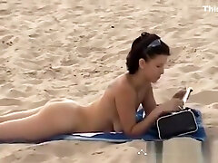 青少年女孩在海滩上的裸体