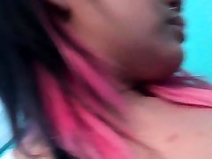 азиатка с розовыми волосами позирует без трусиков