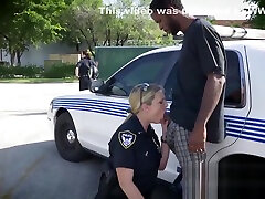 Car kicking criminal discusses with horny milf cops during arrest