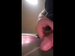 pisse lavabo toilettes publiques- pissing in public toilets