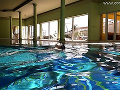 Belorussian swimmer Sheril sunyliyoni ki saxy videos shows striptease under the water