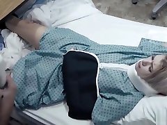 извращенный доктор донни рок дал своему сексуальному пациенту-подростку арье фейри хорошую ванну с губкой, а затем медленно трахает ее тугую киску