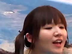 japońska dziewczyna bra blak bobs w kostiumie kąpielowym