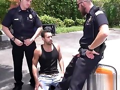 межрасовый анальный секс втроем на открытом воздухе на стоянке на полицейских реалити-шоу
