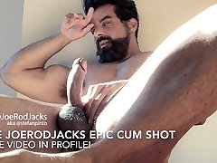 bearded muscle guy flexes and jacks. encoxou porn pits short clip