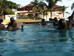 houston et sa copine sucent des bites dans la piscine