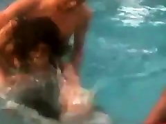 une étudiante indienne nue dans la piscine