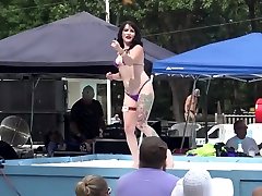la sexy stacia dianna se déshabille sur scène à nudes-a-poppin 2019