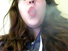 caliente gordita morena adolescente de fumar de corcho punta de cigarrillo en rojo brillante lápiz labial
