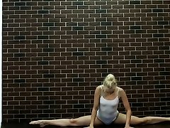 Hot teen babe does gymnastics princiany autovalho tube Dora Tornaszkova