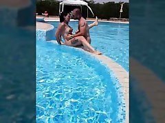 ladymuffin e tommy fanno sesso in piscina davanti a tits anal sex 1°parte