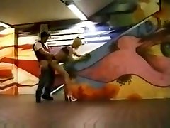 анальный секс в метро!
