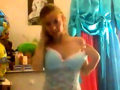 seksowna blondynka nastolatka garbuje poduszkę w majtkach