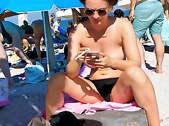 Amateur Hot Topless Bikini Girls Spied By Voyeur At Beach