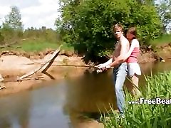 adolescent couple makinglove par la lake