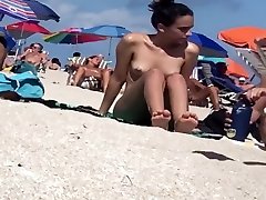 Beautiful Latina showing her pussy on 3gp thailad beach