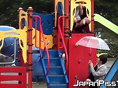 la pioggia non si ferma giapponese pulcini di fare la pipì in pubblico