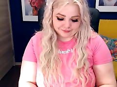 Cam Girls - Cute gile sex little Miss Piggy stripping and playing