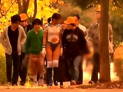 角质日本的青少年在学校制服吮吸阴茎
