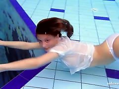 Underwater swimming cougar matre babe Zuzanna
