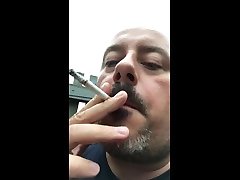 سیگار کشیدن نزدیک با خاکستر bottom plumber fucks sisters